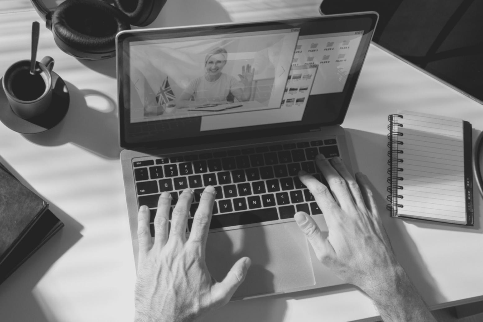 Budgetplanung Arbeitsplatz mit Dokumenten